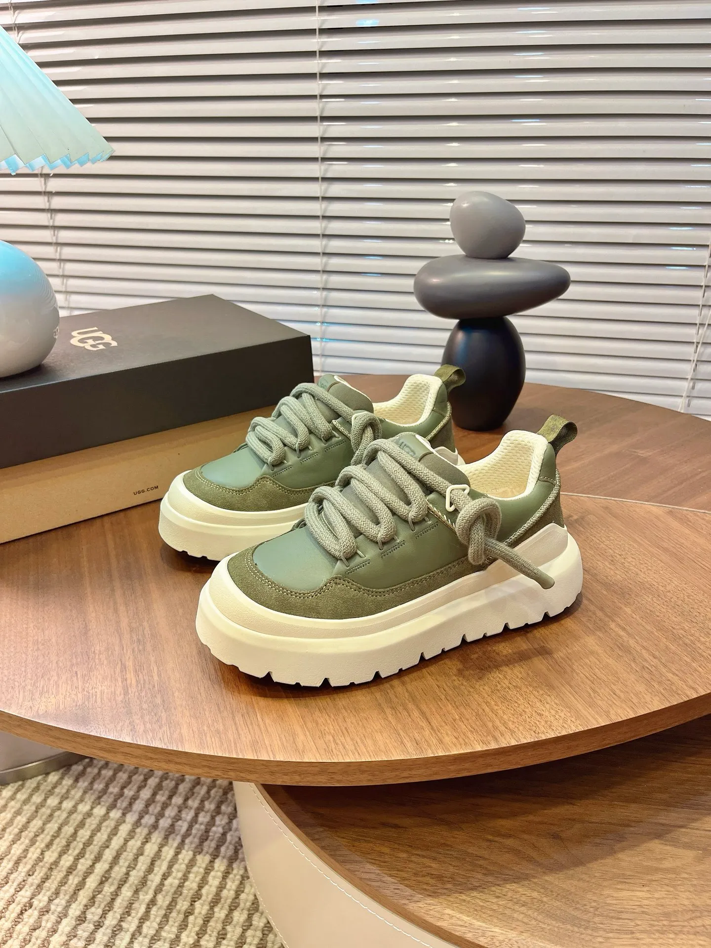 [UGG] P: 600💰 Couple shoes Size: Women's size 35-40 / Men's size 40-44 ugg top quality G131 What you see is what you get UGG new autumn and winter couple series cotton shoes snow boots cotton shoes fur shoes As a leading brand, this new pair also continues its consistent concept of comfort. It is light and comfortable on the feet, as if stepping on clouds. Moreover, its sole is made of EVA material, which is non-slip and wear-resistant. It is stable whether walking or running. You no longer have to worry about tired feet from walking! In addition to comfort, the design of this new pair is also super fashionable! The simple lines and smooth tailoring can be matched with both casual wear and formal occasions. Moreover, the plush decoration on the upper is the finishing touch, making the whole pair look more cute and playful. It is definitely a must-have item for trendy women! Upper: nubuck leather lining: wool